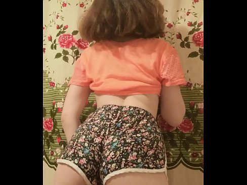 ❤️ Nena jove sexy despullant-se els pantalons curts davant la càmera Porno a nosaltres