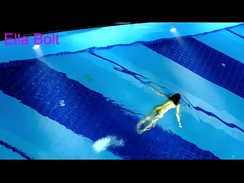 ❤️ No puc parar de mirar-la, jove rossa presa nedant nua a la piscina del complex ELLA BOLT Porno a nosaltres
