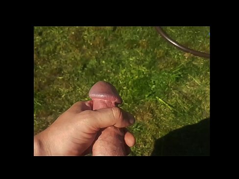 ❤️ Una guapa calenta es folla el seu cony rosa i es corre amb un esquitxat en un jardí d'estiu Porno a nosaltres