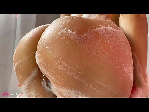 ❤️ La morena es masturba el cony amb un vibrador fins a un orgasme intens a la dutxa Porno a nosaltres