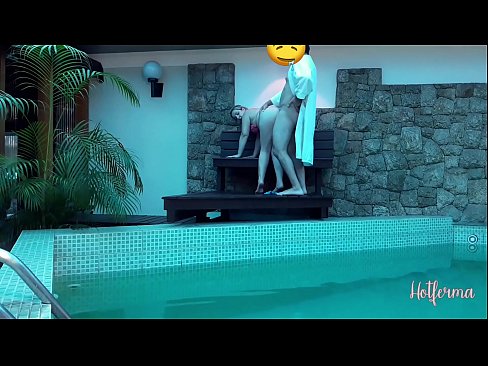 ❤️ El cap convida la criada a la piscina, però no va poder resistir-se a una calor Porno a nosaltres