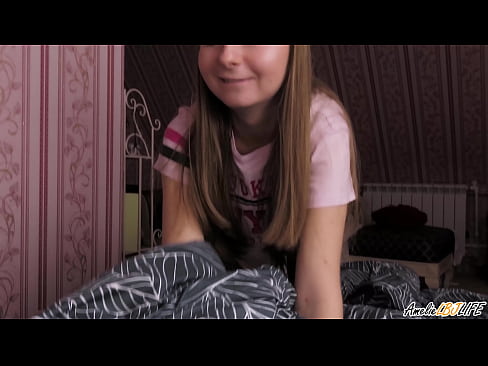 ❤️ Blondie xucla profundament la seva millor amiga i es fa semen a la boca Porno a nosaltres