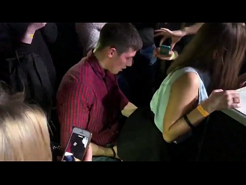 ❤️ Sexe real en una discoteca russa. Noia russa de 18 anys a l'anus i la vagina follada en una discoteca Porno a nosaltres