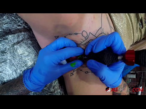 ❤️ La bomba Sully Savage, molt tatuada, es va tatuar al clítoris Porno a nosaltres
