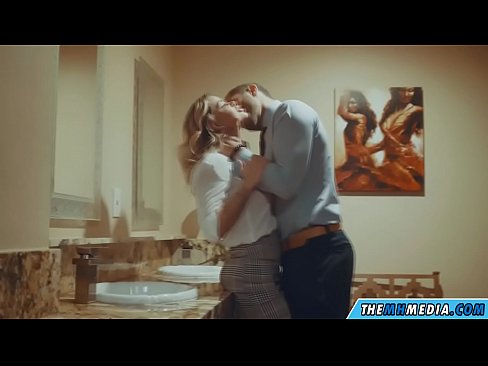 ❤️ Quan una rossa tetona et sedueix en un lavabo públic Porno a nosaltres
